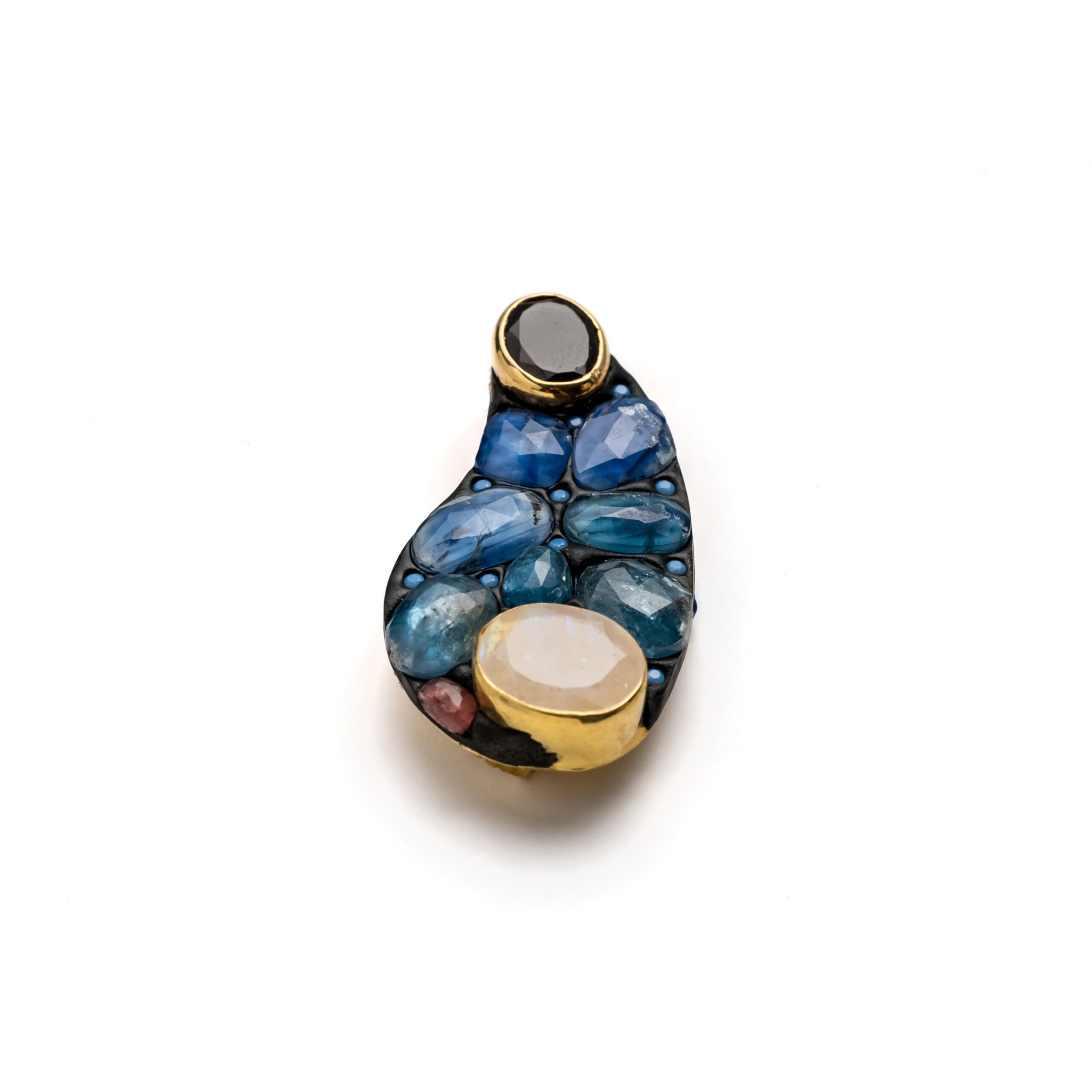 DSC05538-scaled-1 White Moonstone, Blue Kyanite, Red Garnet Brosch - Image 1